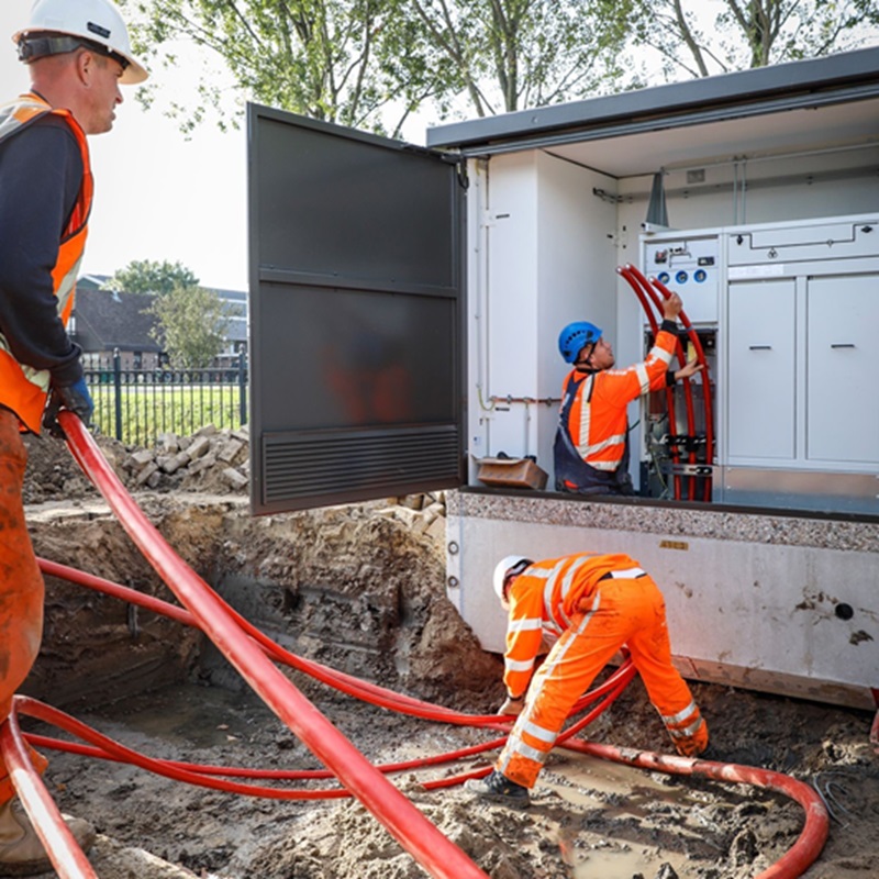 De montagehandelingen in het aan te leggen middenspanningsnetwerk kosten veel tijd en energie